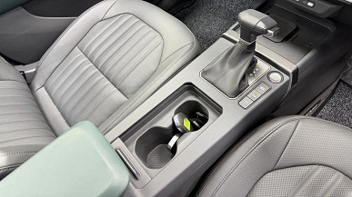 Совершенно новый Kia Seltos показали на живых фото: матовый черный цвет, три 1,5-литровых мотора и 6-ступенчатый &laquo;автомат&raquo;